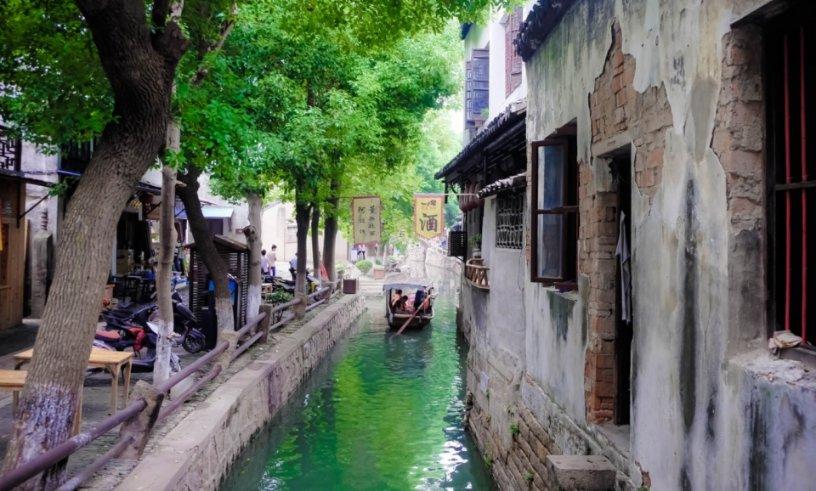 热巴这是偷穿了杨幂的高跟鞋？穿高跟鞋上楼梯，却意外显腿长1米1